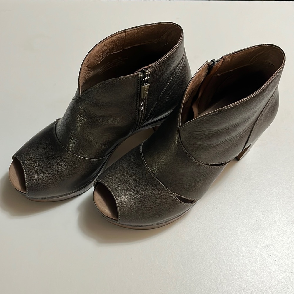 Dansko Women's Delphina Ankle Bootie